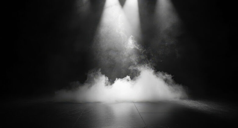 Kaip veikia rūko efektai: mokslas už scenos vizualinių sprendimų