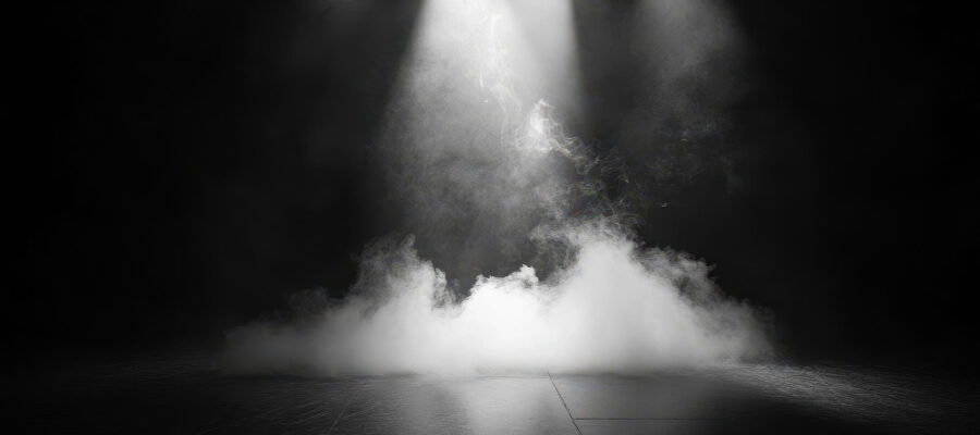 Kaip veikia rūko efektai: mokslas už scenos vizualinių sprendimų